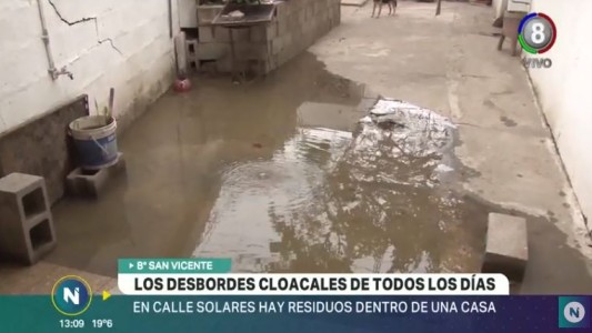 Una familia abandona su casa por el colapso de las cloacas