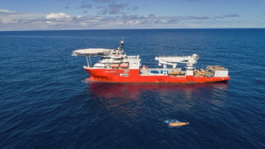 El buque que encontró al ARA San Juan partió a Sudáfrica con familiares veedores