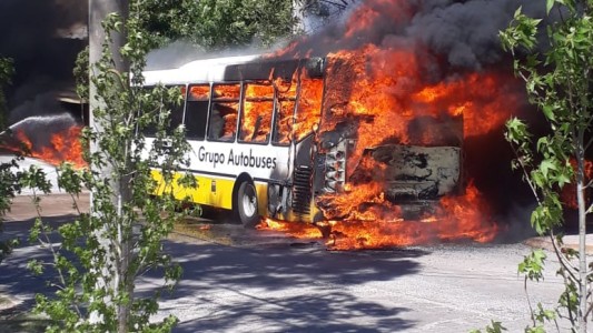 VIDEO | Así se incendió un ómnibus en Tanti