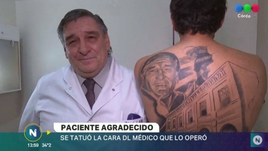 Se tatuó la cara del médico que le salvó la vida