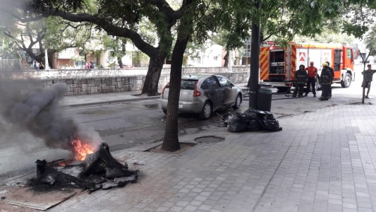 Estalló una fusiblera de EPEC y causó daños en un auto estacionado