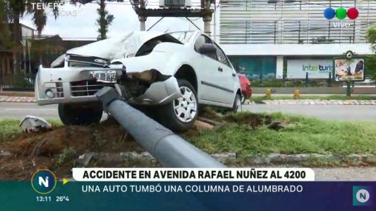 Perdió el control del auto y chocó contra un poste de alumbrado