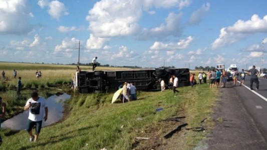 Volcó un micro en la ruta 3: hay cinco muertos
