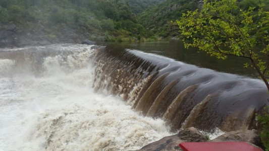 Río San Antonio crecido: alcanzó un pico de 5,5 metros