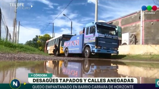 Barrio Carrara: Un colectivo se empantanó por el mal estado del camino