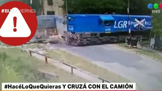 Video: un tren arrolló un camión en Merlo