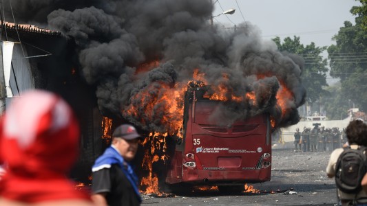 Venezuela: quemaron dos camiones con ayuda comunitaria