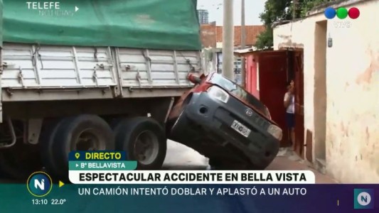 Impactante: Camión fuera de control fue a parar contra un auto