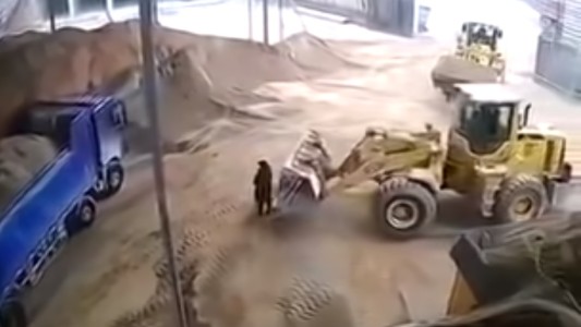 Por error, tiraron a una mujer a una trituradora y murió