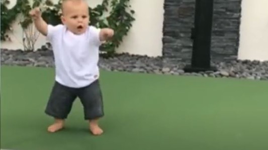 El hijo de Enrique Iglesias y Anna Kournikova, a ritmo de rap