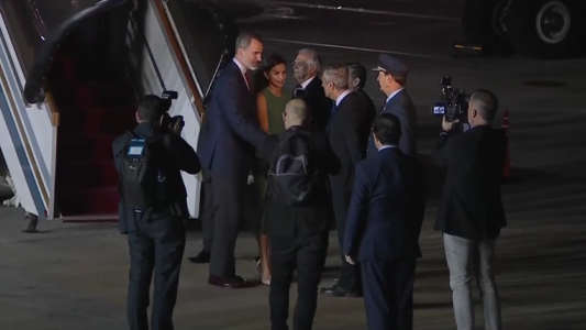 Papelón: los reyes de España llegaron al país y no encontraban la escalera para que bajaran del avión