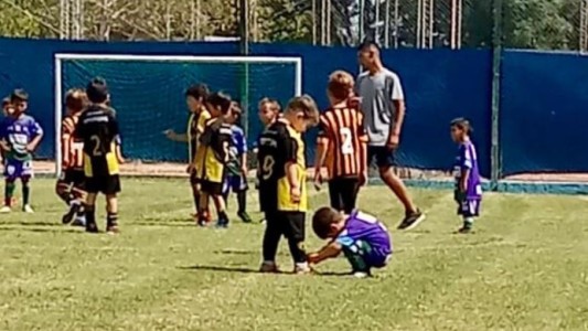 El gesto de un niño en la cancha enternece en las redes sociales