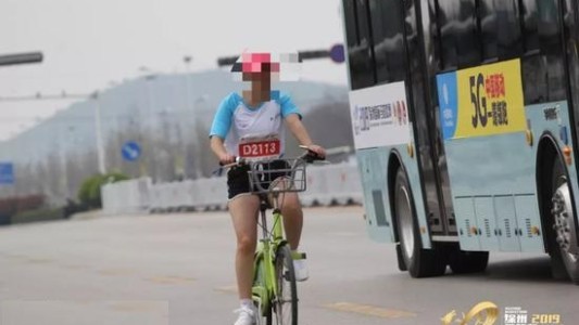 Suspensión de por vida a una atleta: la descubrieron usando bicicleta durante una marartón