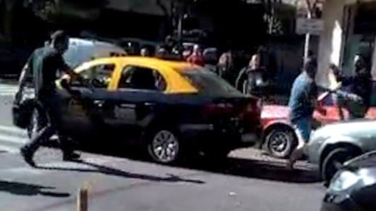 Le quitarán la licencia al taxista que agredió a un automovilista