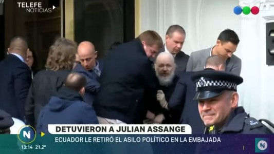 Assange detenido dentro de la embajada de Ecuador en Londres