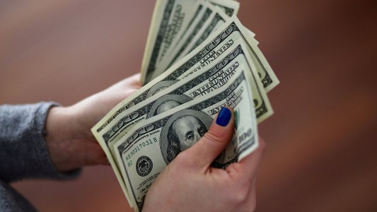 El dólar arrancó la semana en alza y cerró a $43,50