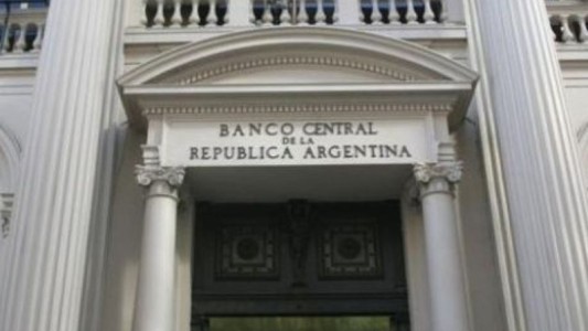 El Banco Central congeló hasta fin de año el piso y el techo de la banda cambiaria del dólar