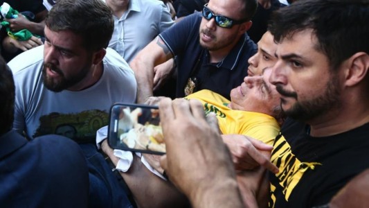 Bolsonaro mostró en TV la herida de la cuchillada que recibió durante su campaña