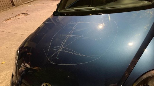 VIDEO| Un hombre destrozó un vehículo que tapaba la entrada de su garage