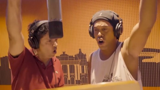 Ronaldinho ahora toca la percusión y rapea contra la corrupción