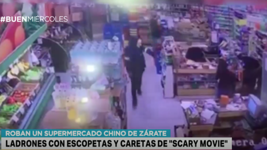 Impresionante robo en súper chino: ladrones entraron con escopetas y caretas de "Scary movie"
