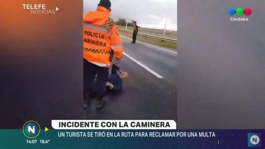 Un turista se acostó sobre la ruta para reclamar por una multa