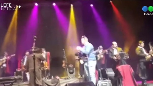 El Chaqueño Palavecino maltrató a un fanático que subió a cantar