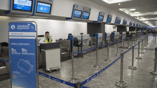 Aerolíneas Argentinas canceló todos sus vuelos del miércoles por el paro de la CGT