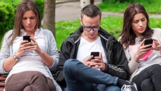 Advierten sobre el uso excesivo de celulares: el peligro del "cuello de WhatsApp" y "pulgar atascado"