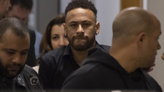 En medio de tormenta por la acusación de violación, Neymar declaró ante la Policía