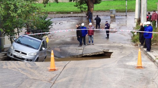 La rotura de un caño provocó el hundimiento del pavimento