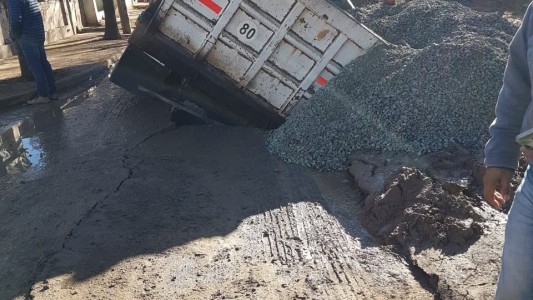 Villa el Libertador: se hundió el pavimento y un camión quedó atrapado