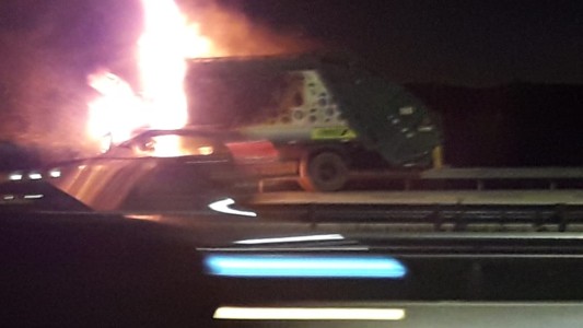 Se prendió fuego un camión recolector de residuos