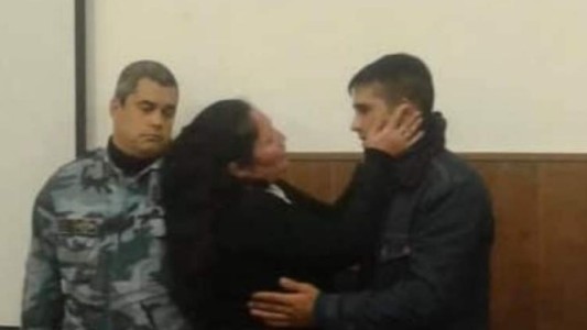 Video: en pleno juicio, una mujer abrazó y perdonó al asesino de su hijo