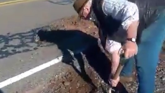 Neuquén: un hombre vio un pozo en la ruta y lo tapó con su pala