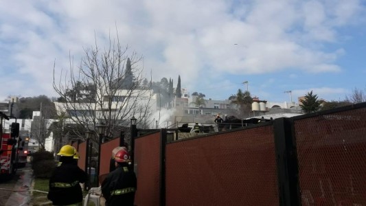 Dos policías heridos tras voraz incendio de una casa en Carlos Paz