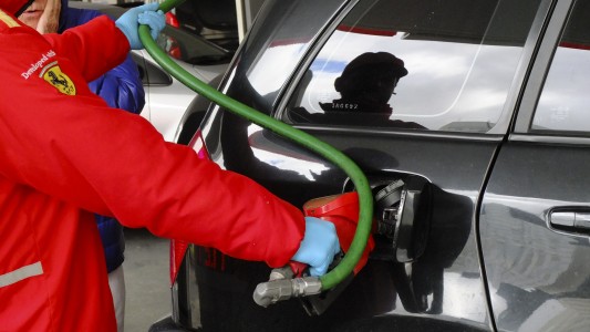 Tras el aumento de YPF, Shell y Axion actualizaron los precios