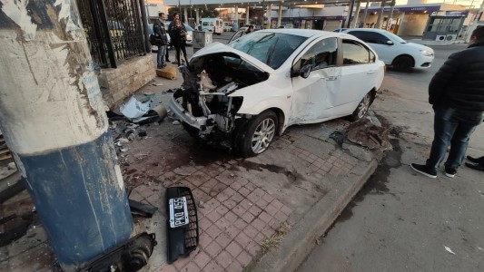 Perdió el control y fue a parar contra un semáforo