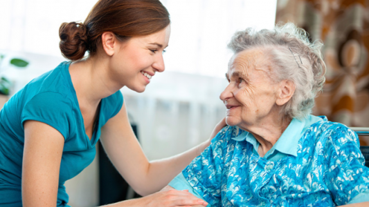 Ofrecen capacitación online gratuita para cuidadores de personas mayores