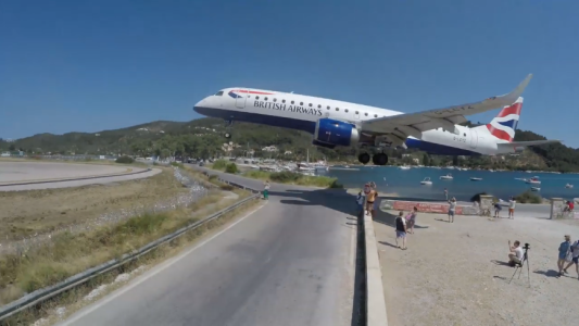 VIDEO: Escalofriante aterrizaje a pocos metros de la playa
