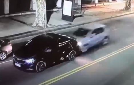 Impactante video: arrolló a un ciclista en Villa Devoto y chocó contra un auto detenido