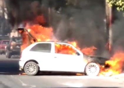 Explotó un auto en el ingreso a un taller mecánico