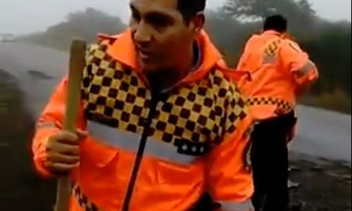 Dos policías de la Caminera, tapando baches en la ruta 9 norte