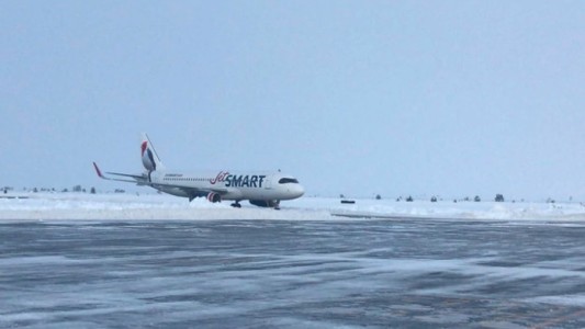 El aeropuerto de Bariloche volvió a funcionar tras la intensa nevada
