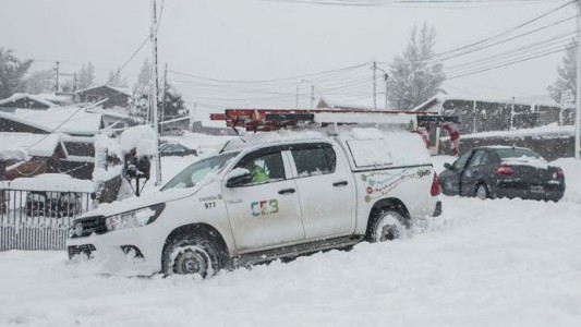 Bariloche: miles de usuarios sin energía por las intensas nevadas