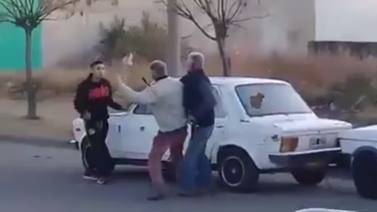 Salvaje pelea callejera deja un herido grave