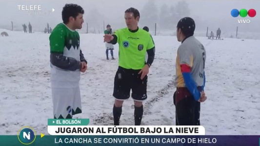 Jugaron al fútbol en plena tormenta de nieve en El Bolsón