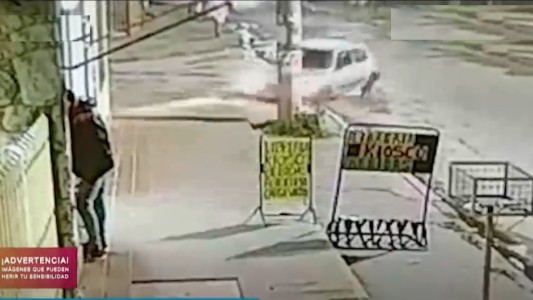 Video impactante: Chocó una columna y murió en el acto