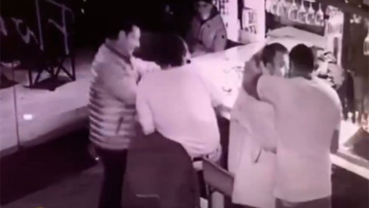 Video: un karateca atacó a golpes a un hombre en La Plata