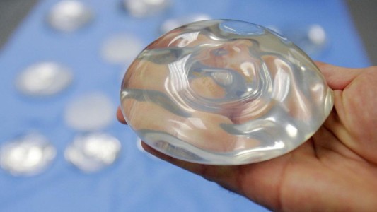 Murió una mujer durante una operación de corrección mamaria